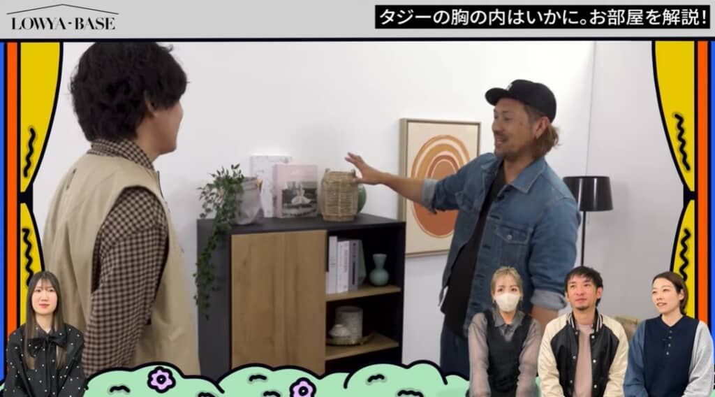 小物でチェストの色味は調整。三角置きされています。