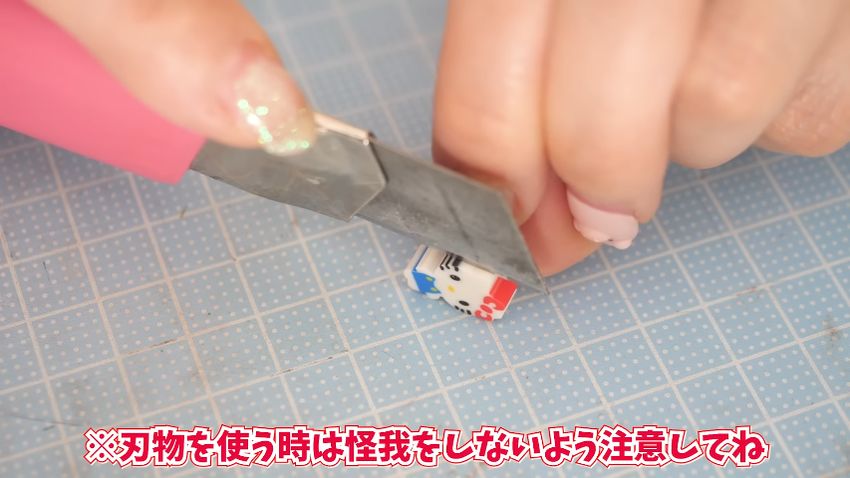 注意しながらカッターナイフで消しゴムをスライス