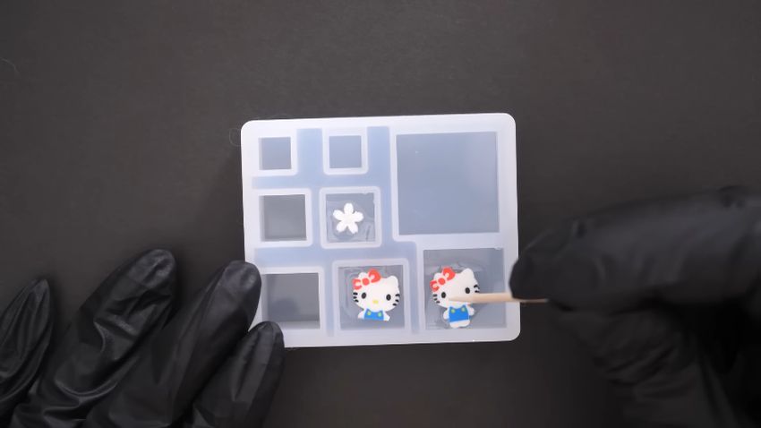 手袋をした状態でモールド内に消しゴムを固定する