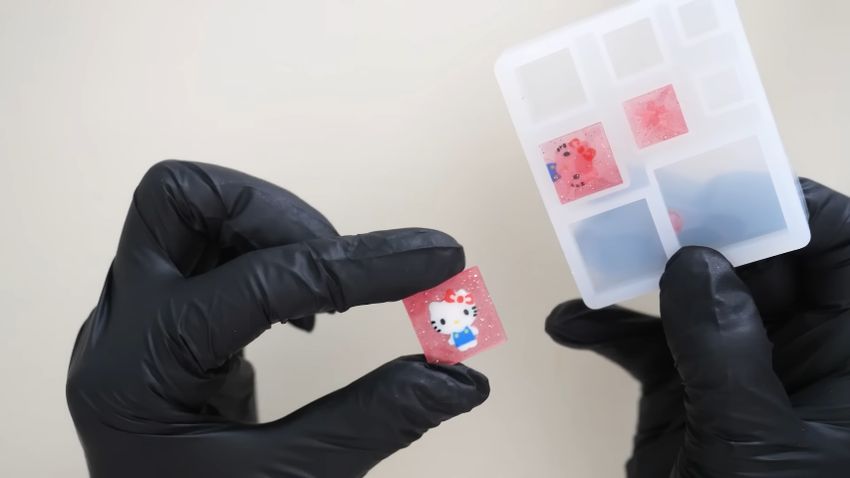 モールドから取り出したハローキティのタイル