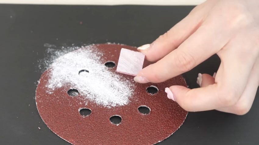 タイルをヤスリがけする様子