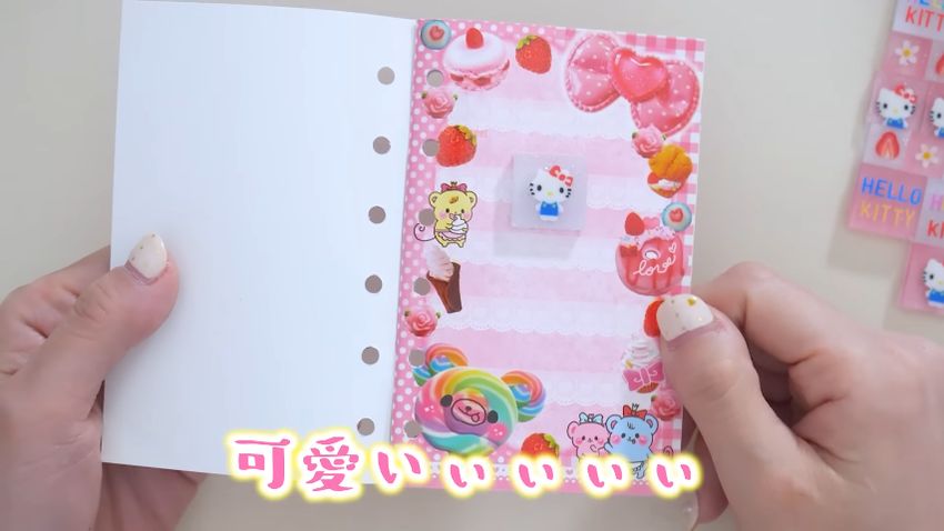 シール帳に貼ったハローキティのタイルシール