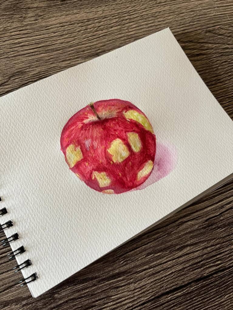 子どもが隠れてかじったリンゴ