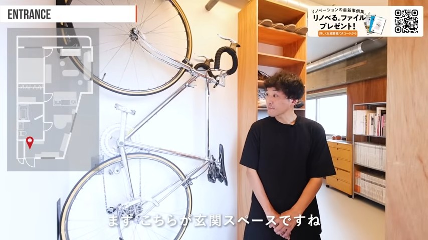 玄関には自転車ラックを取り付け、本棚もDIY