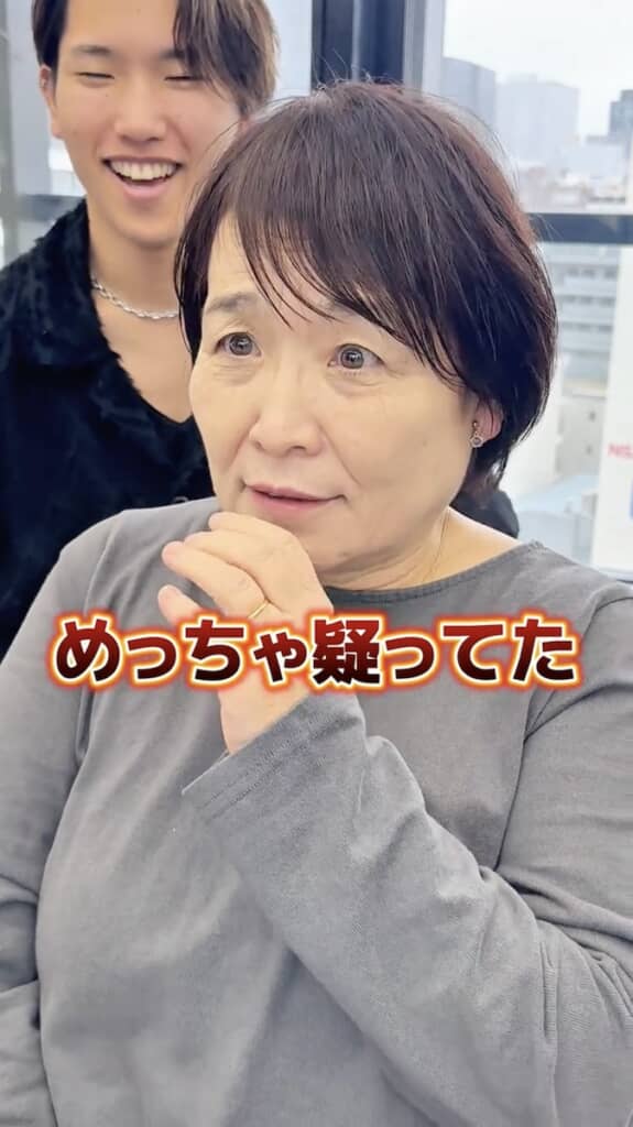 最初は縮毛矯正を「めっちゃ疑ってた」と正直に語ります