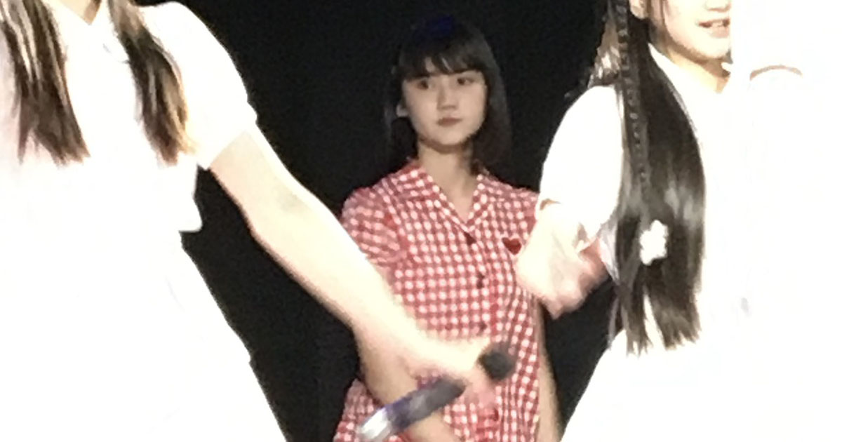 緊張で表情が硬い“12歳のハーフの女の子”→6年後……　まぶしいほどの成長ぶりに「すごい」「洗練されたね」「面影ある～」（1/3） | エンタメ ねとらぼ