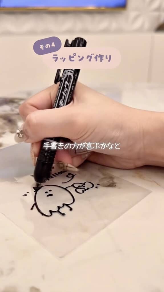 袋に1枚ずつ手書きでイラストを描き入れます