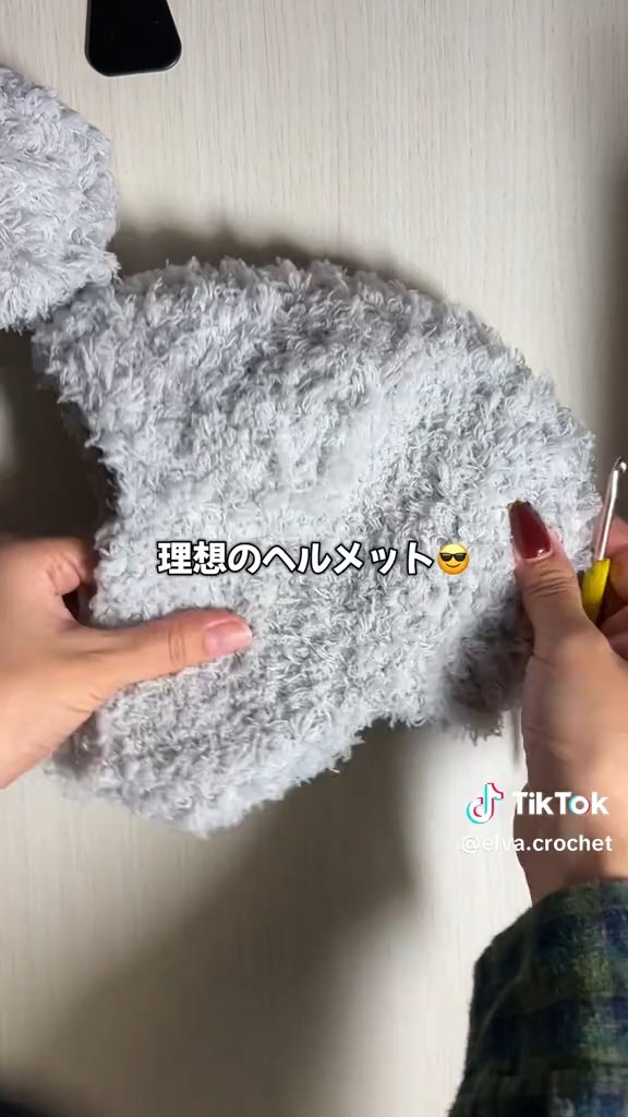 さっくり頭の鉢を編み上げるビッグマムさん。ふわふわ毛糸はごまかしが利くので、形さえできればOKと語っています