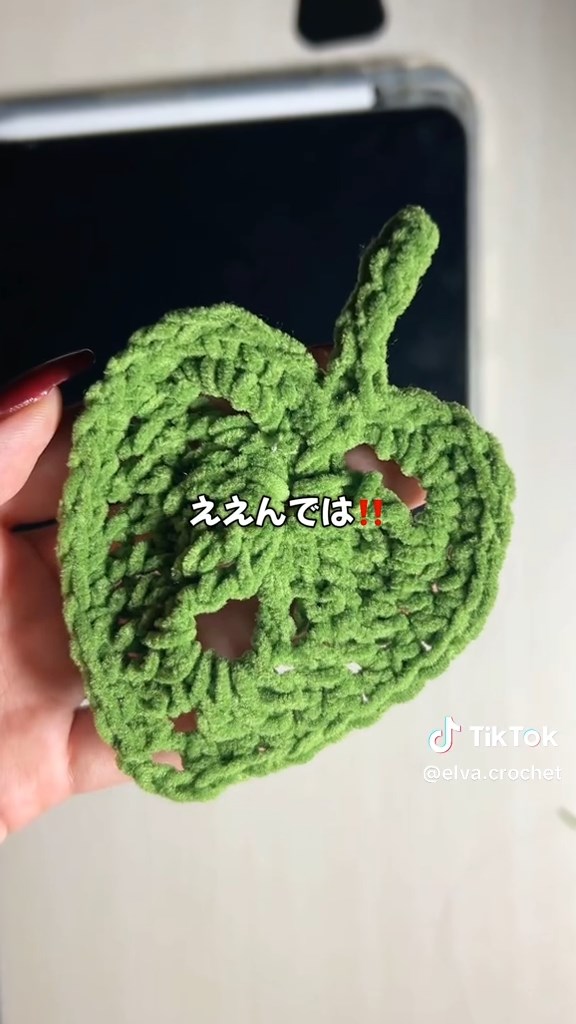 海外の動画を参考に、葉っぱのモチーフを作成