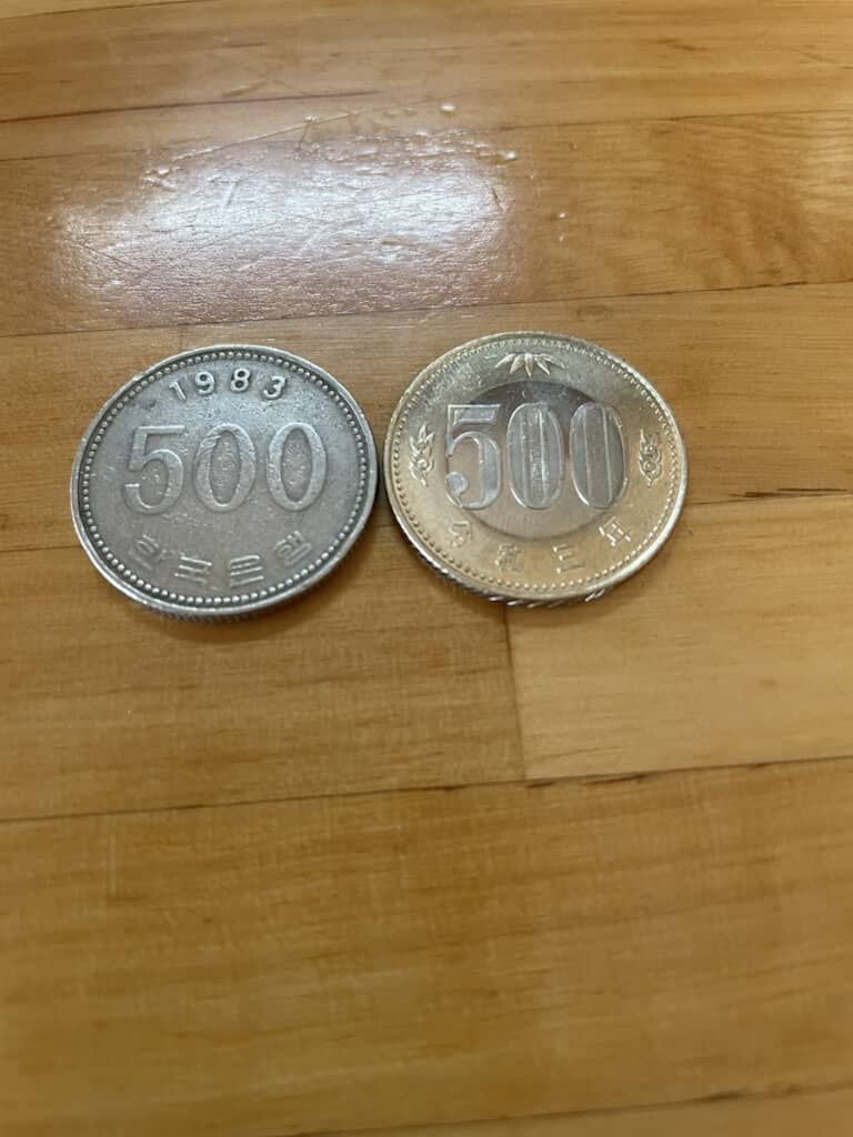 ←500ウォン硬貨　500円硬貨→