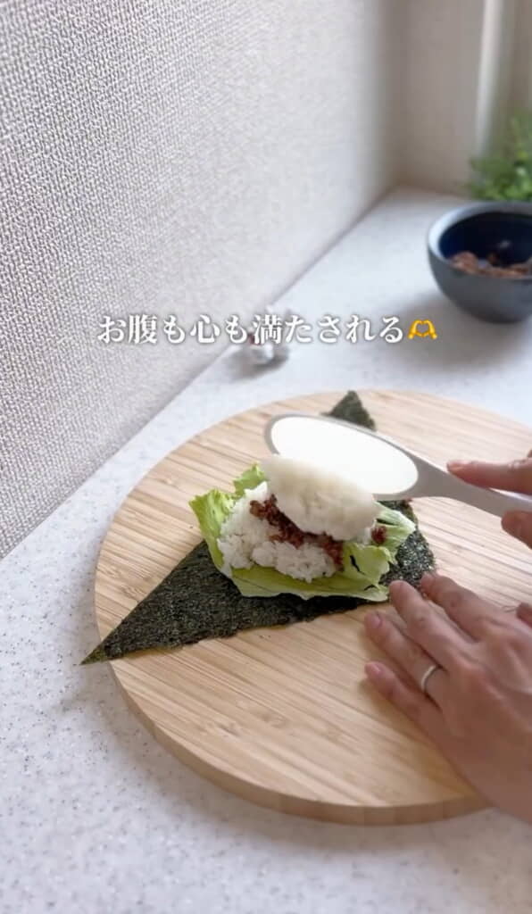 レタスをごはんとごはんで挟まないことでパリッと感が保たれる