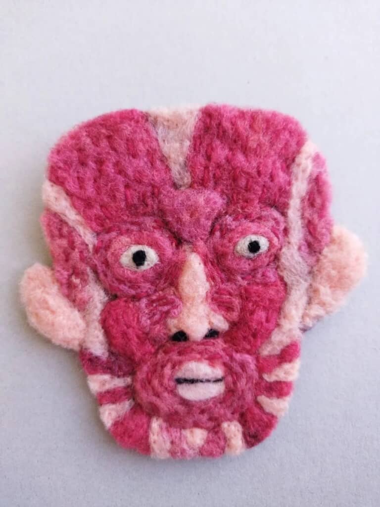 リアルな手編みの表情筋。こっち見んな