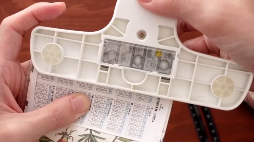 パンチで穴開け