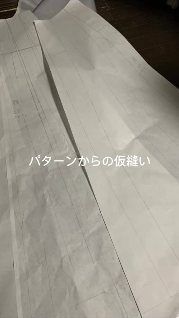 型紙をテーブルに広げている様子