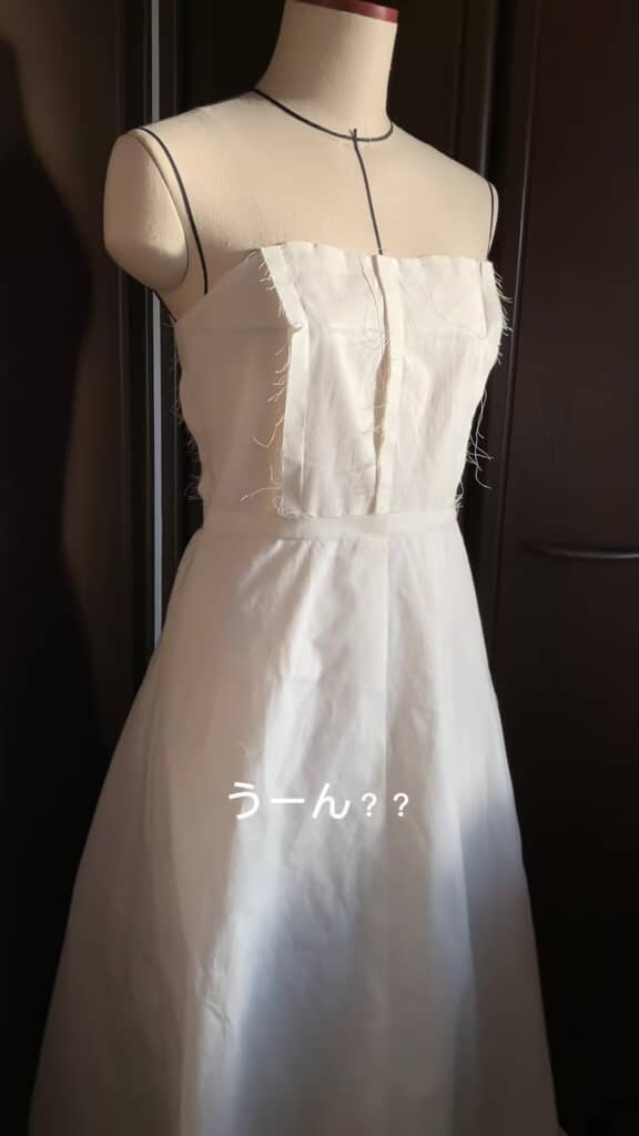 トルソーにシーチングを着せ、最初の形を確認