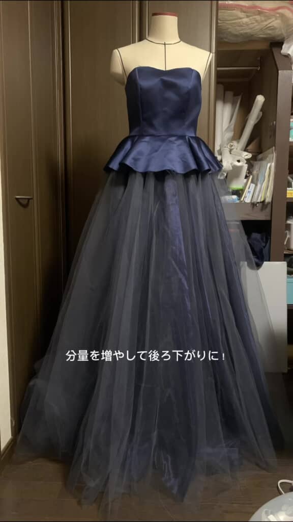 ペプラムを短くし、後ろ下がりにした状態