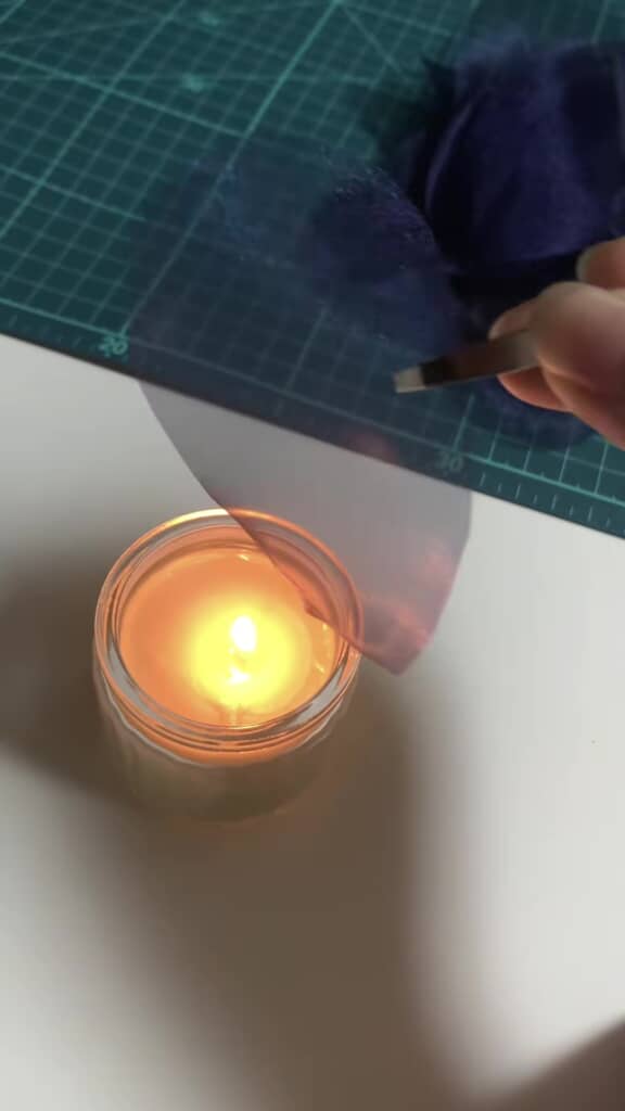 ろうそくでオーガンジーをあぶるところ