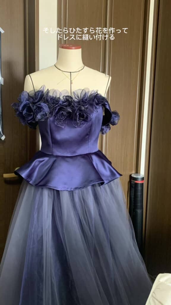 花のパーツが大量に縫い付けたところ