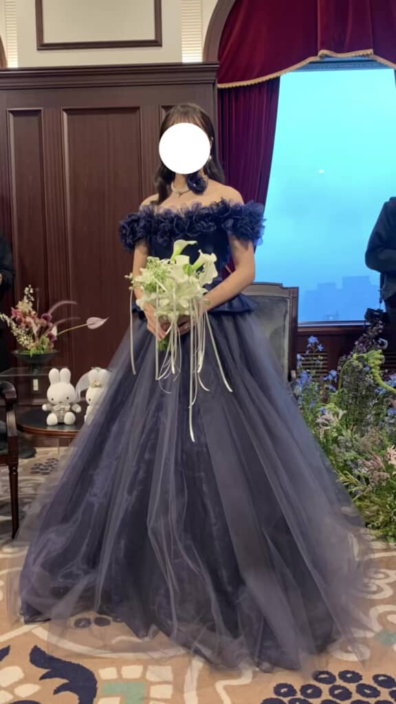 完成したドレスを着た姉