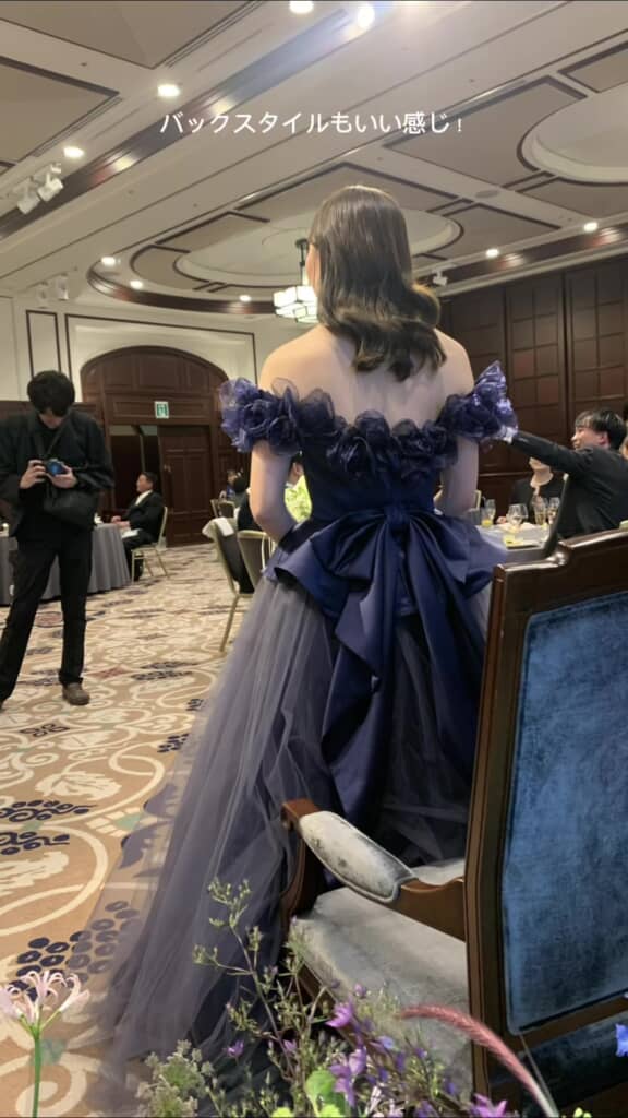 完成したドレスを着た姉（背面）