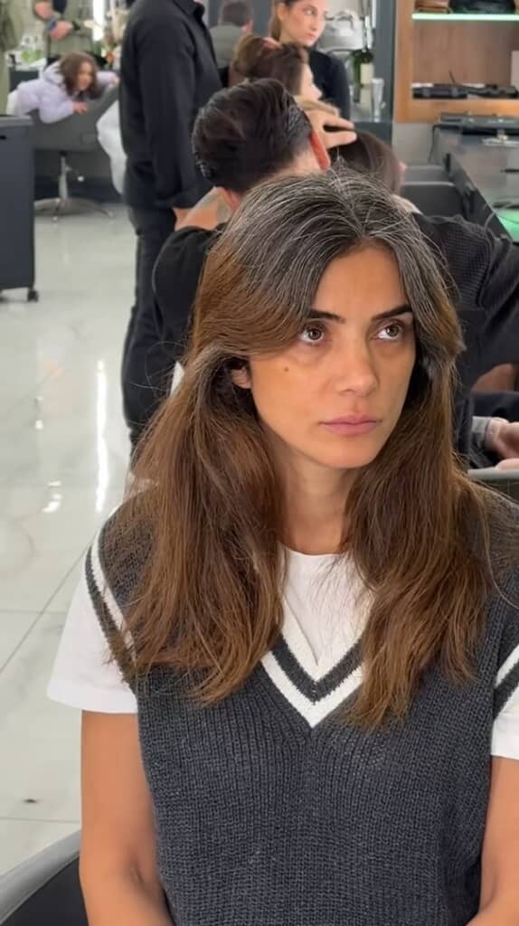 ロングヘアの女性が来店