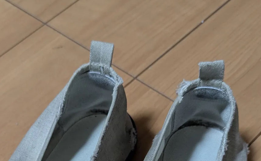 「新しいの買って」と渡された古い上靴。かかとだけ見るとそこまで汚くはないけれど……？