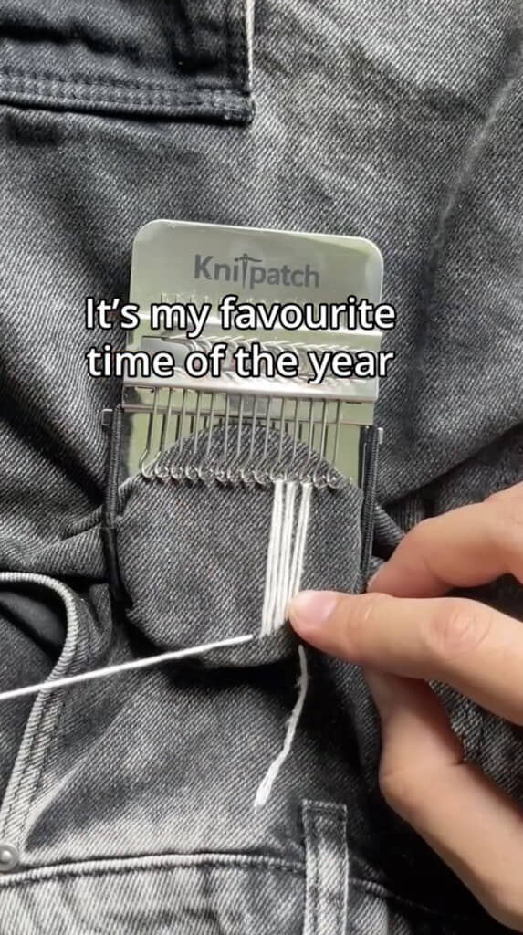 縦糸をフックに引っかけながら往復させます