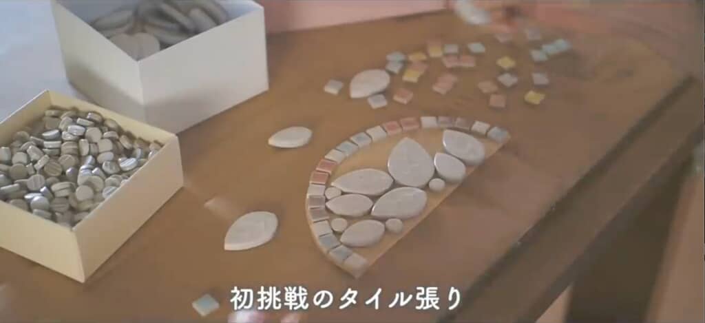 ネジ穴を隠すために初めてのタイルアートに挑戦！