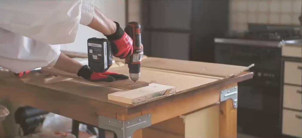 慣れないながらも電動工具を使って棚板に金具を取り付けます