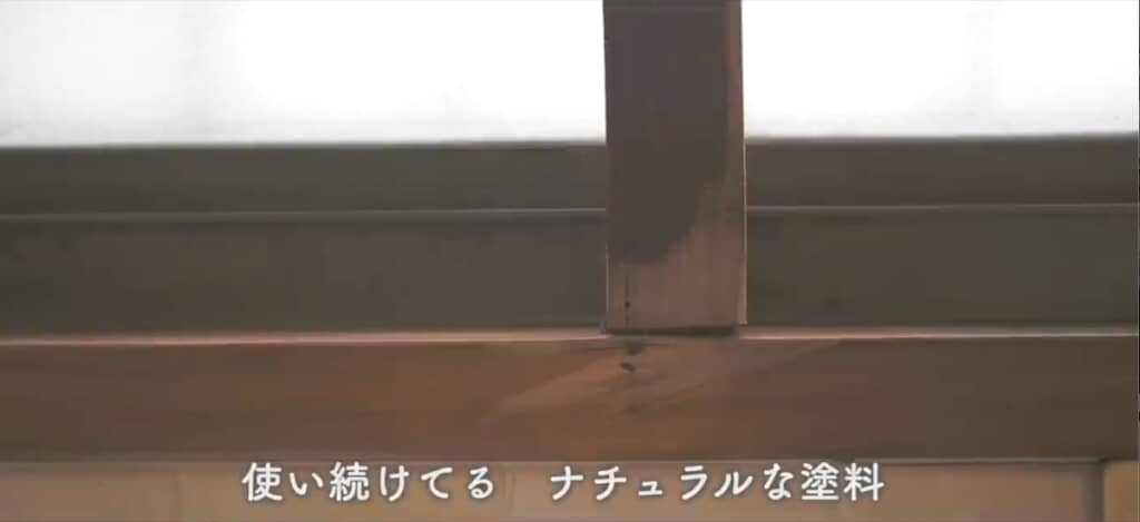 支柱を蜜蝋でチョコレートブラウン色に塗り替えます