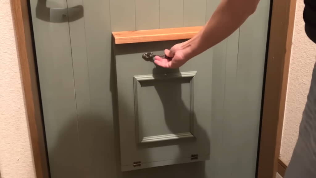 ドアポストもしっかりカントリー調