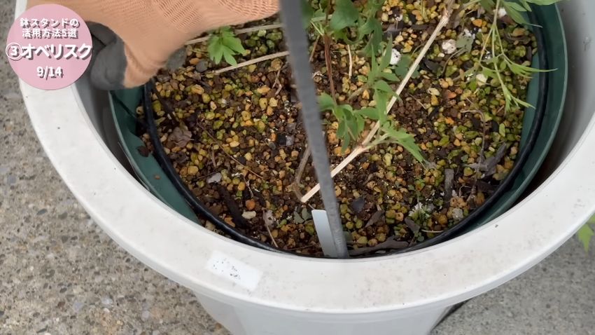 ワイヤーでスタンドを固定する様子