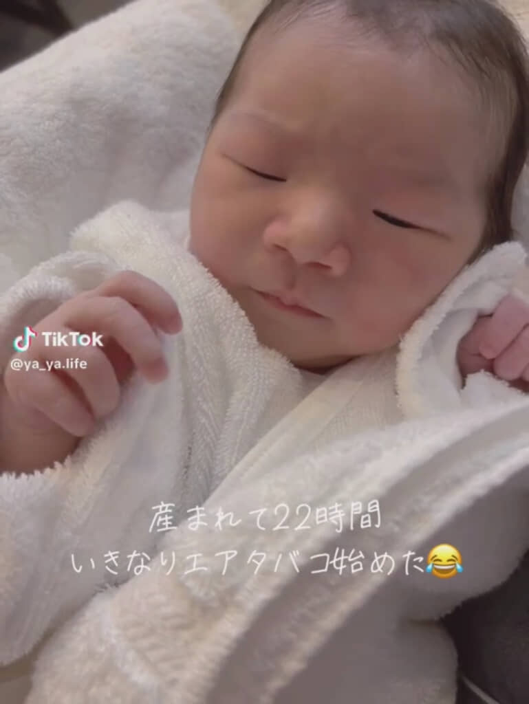 モニョモニョと手を動かし……