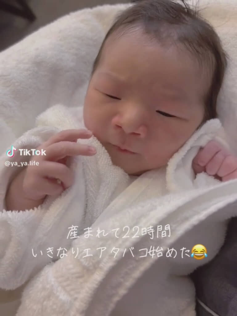 人差し指と親指を口元へ