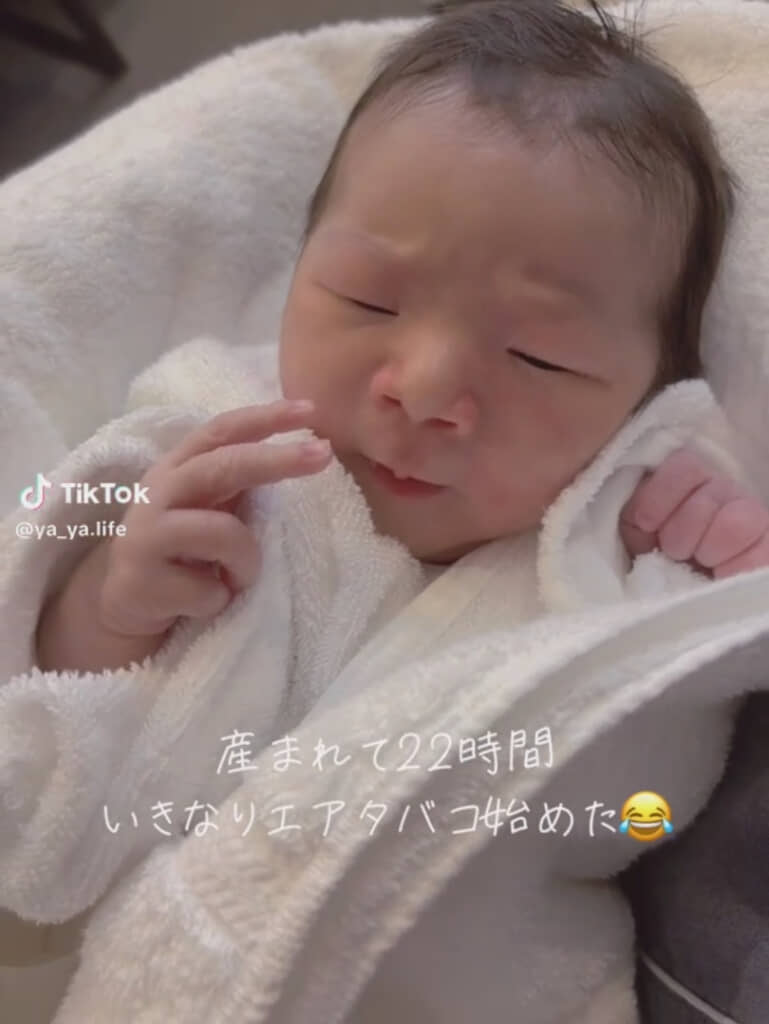 眉間にシワを寄せ渋い表情