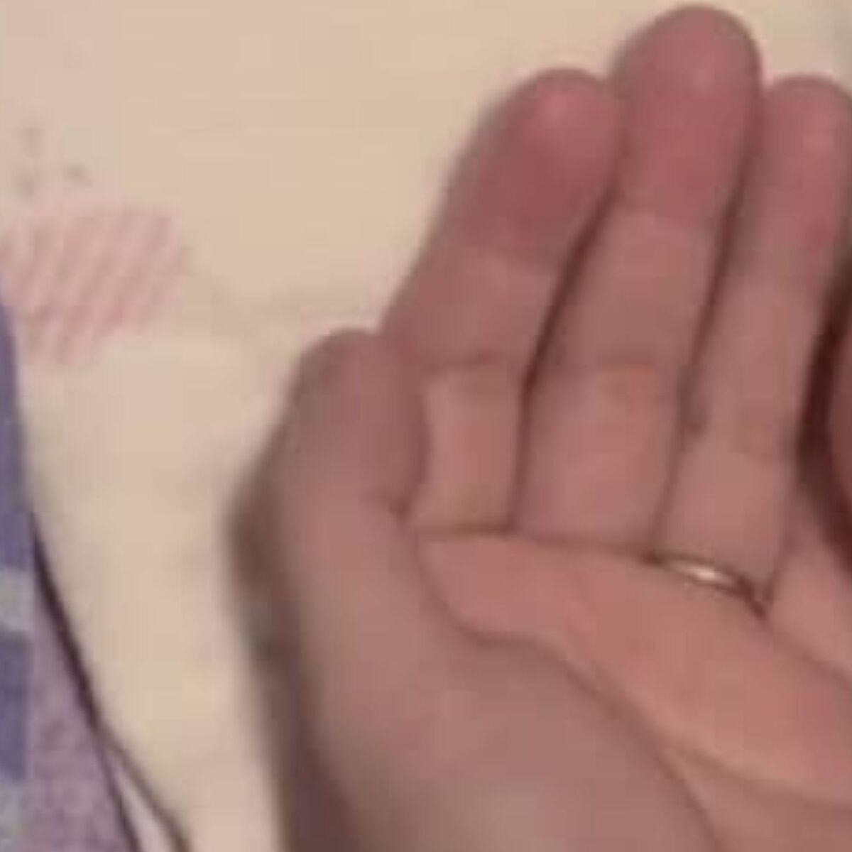 2カ月赤ちゃんに、パパの手をそっと近付けると……　まさかの表情に「白目むいて気ィ失うわ」「破壊力やばすぎ」と617万再生 | 育児 ねとらぼ