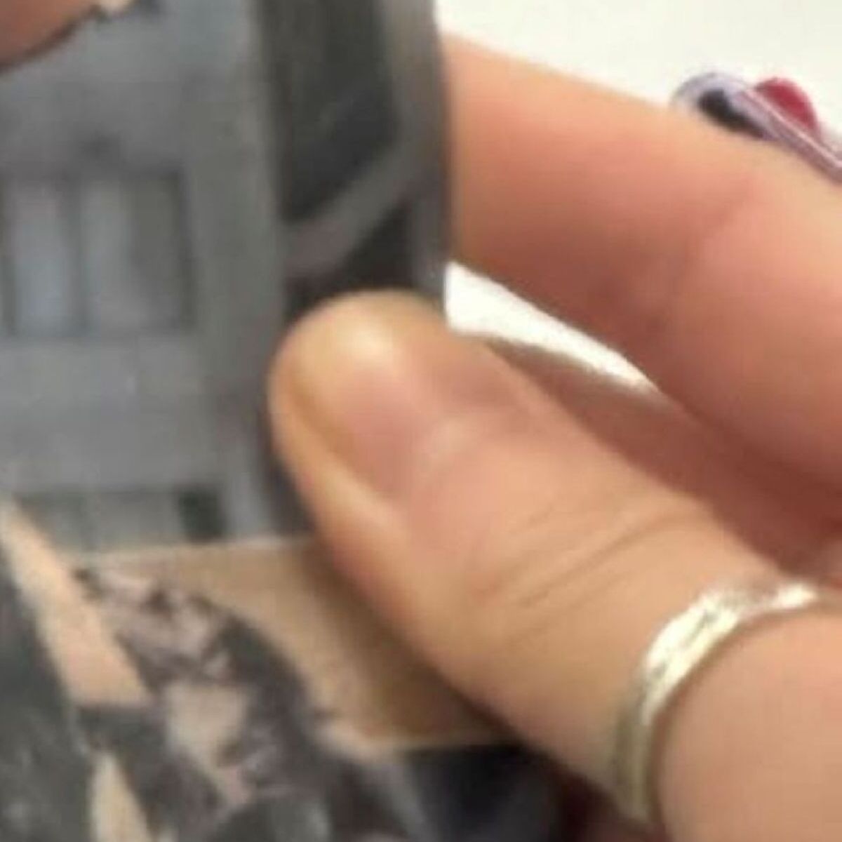 50代女性がクリアファイルを出したら……　ギョッとした目で見られた“まさかのデザイン”に「ナニコレwww」「世界一クセが強い」 | ライフスタイル ねとらぼ