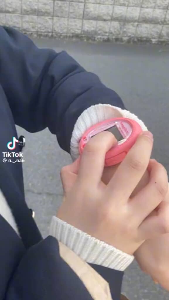 腕に半熟たまごっち