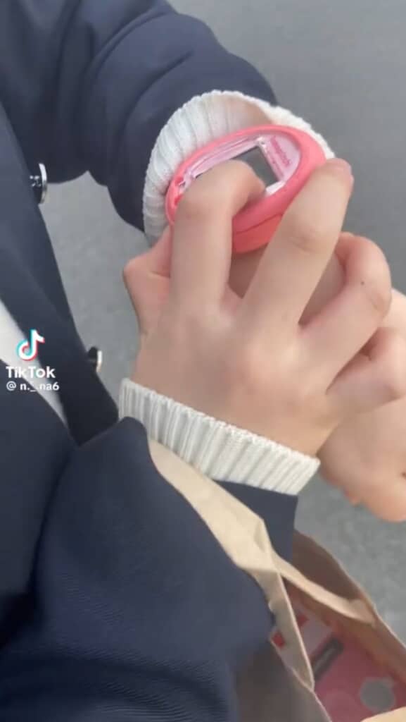 腕に半熟たまごっち