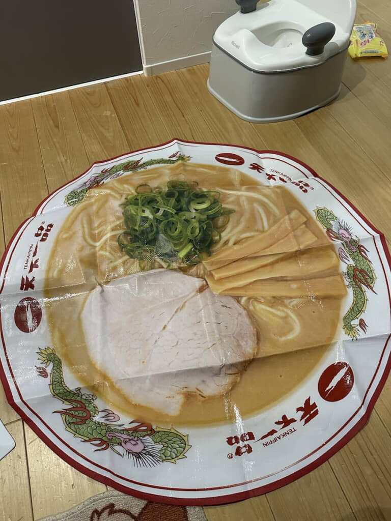 天一のこってりラーメンがそのままレジャーシートに!?

