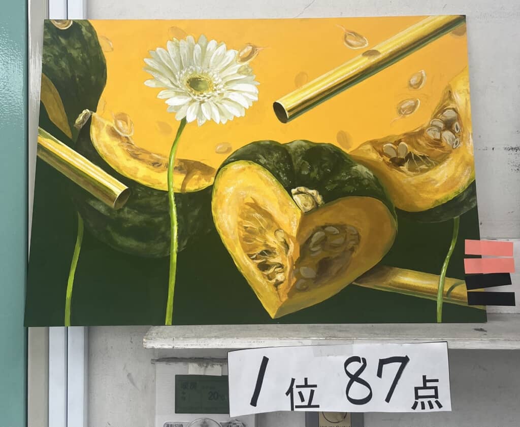 「二色」をテーマにした作品。4つのかぼちゃ、3本の真ちゅうパイプ、1輪のガーベラが描かれている。