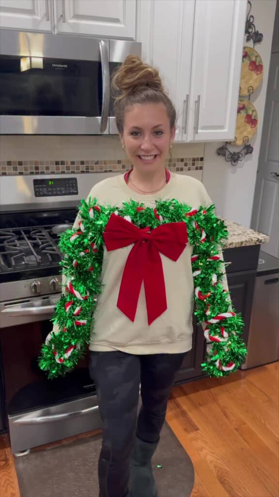 長袖Tシャツ姿の女性。赤いリボン付きのシャツを着ています。