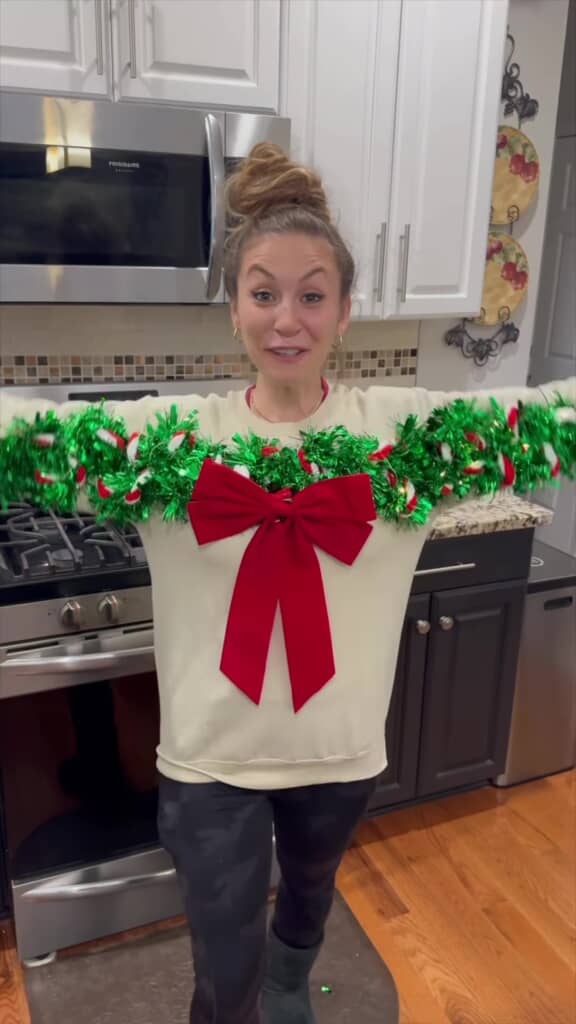 女性が両腕を上げるところ