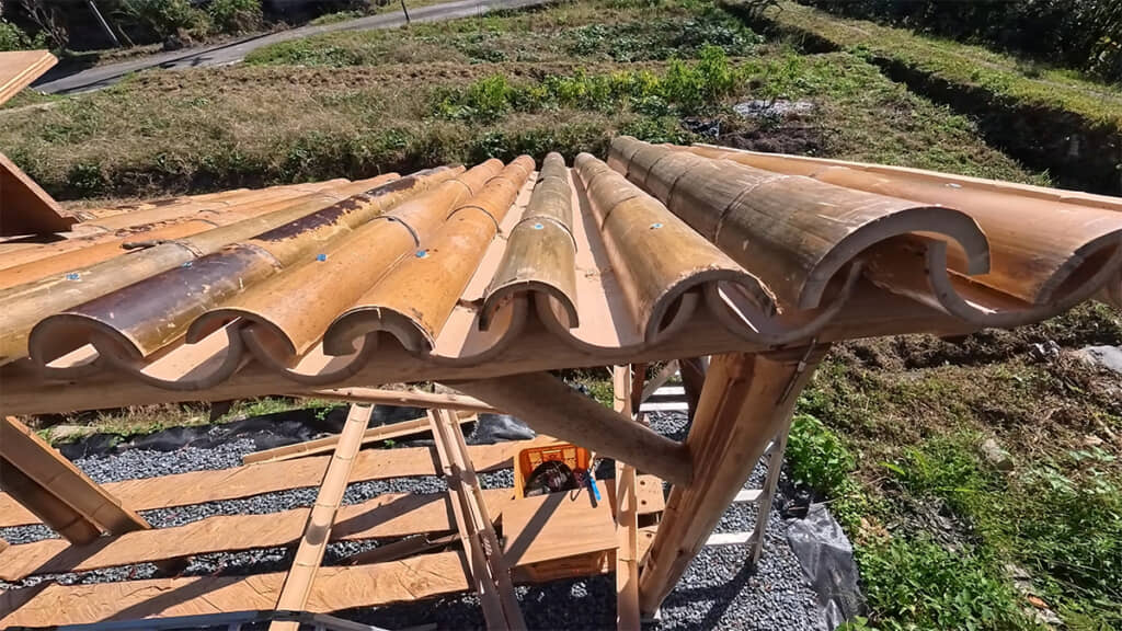 薪棚に竹屋根を付けていきます