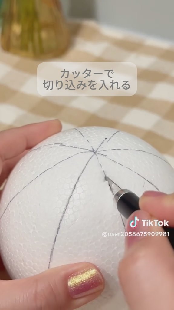 8等分に線を引きカッターナイフで切り込み