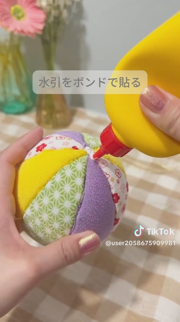 境目は接着剤で水引を取り付けて……