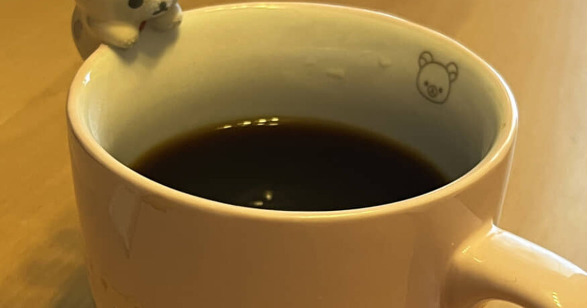 キャラクターのマグカップ→コーヒーを注いだ、次の瞬間……「そこを離れて!!」　まさかの姿が280万表示「声出た」 | ライフスタイル ねとらぼ