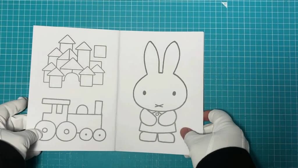 ミッフィーの白紙の塗り絵を前にした開始時の様子