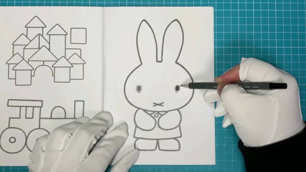 黒ペンで目のクマが描き込まれ始めたミッフィー