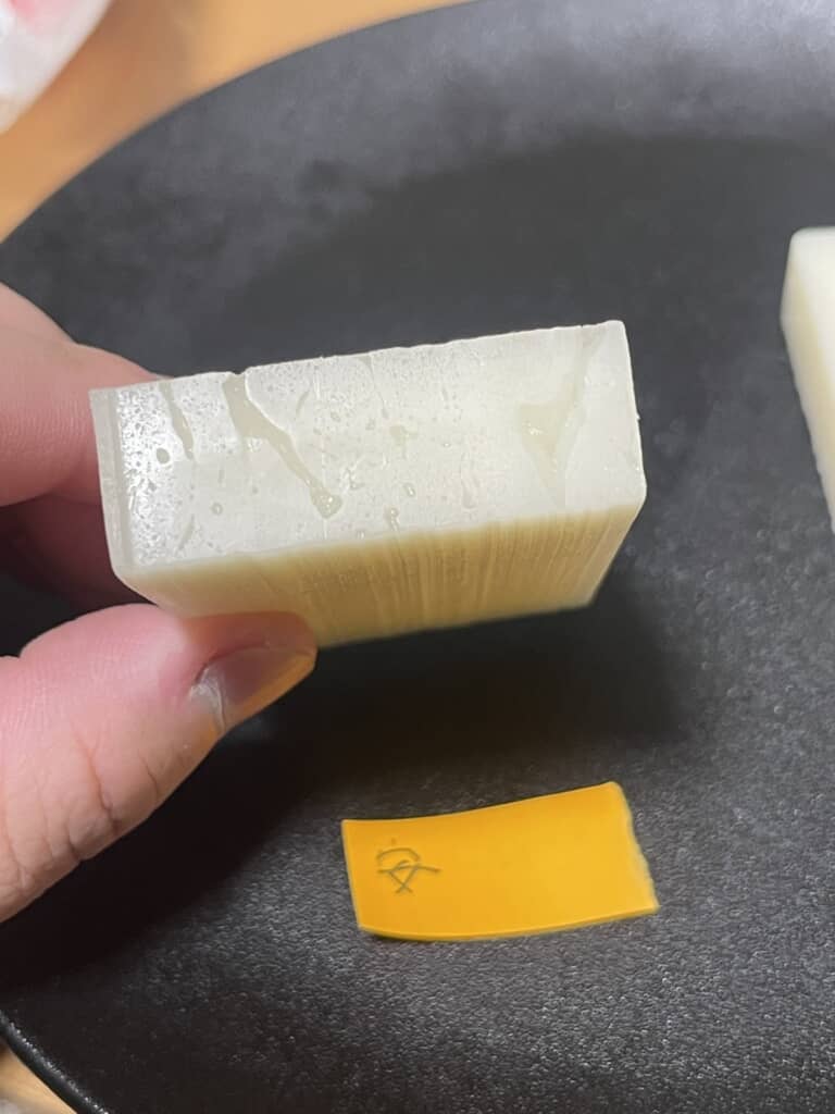 安いモチの断面